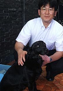 Hideto Sonoda junto al labrador.