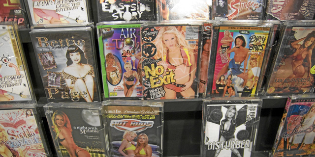 Varias películas porno en formato DVD. | R. Levine