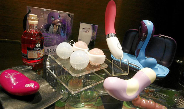 Varios juguetes sexuales, entre ellos unos consoladores. | José Cuellar.