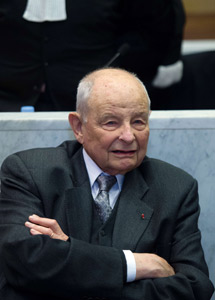 Jacques Servier, fundador de los laboratorios Servier, espera en la sala de justicia Jacques Servier, fundador de los laboratorios Servier, espera en la sala de justicia
