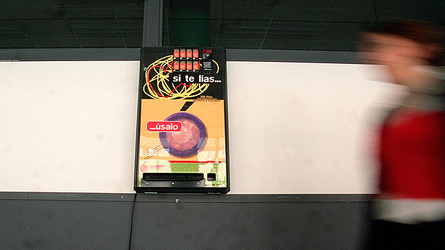 Máquina expendedora de preservativos en el metro.| Pedro Carrero