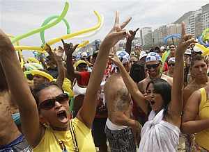 Un grupo de brasileños celebran la concesión de los Juegos, en Río de Janeiro. (AFP)