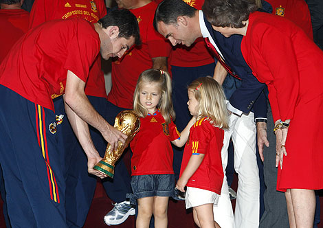 Casillas muestra la Copa a las infantas, en presencia de la Reina y del Príncipe. | Efe