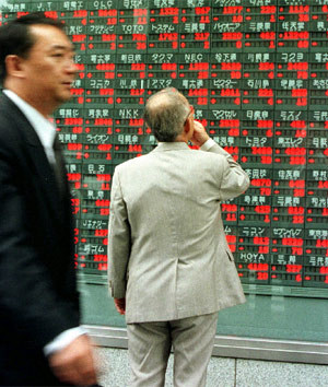 Un hombre de negocios observa atentamente un panel de la Bolsa de Tokio. (Foto: AP)