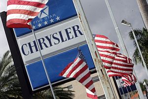 Banderas estadounidenses en un punto de venta de la multinacional Daymler en Miami. (Foto: AFP)