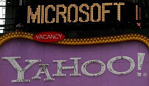 El logo de Yahoo coincide en Times Square, Nueva York, con el anuncio de la oferta de Microsoft. (Foto: EFE)
