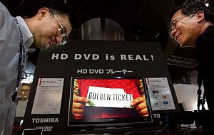 El abandono de cadenas como Wal-Mart ha sido un duro golpe para este formato de Toshiba. (Foto: AP)