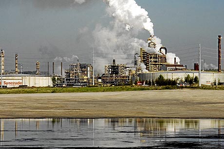 Refinería de petróleo arenoso en las afueras de Fort McMurray, en Alberta (Canadá). (Foto: AFP)