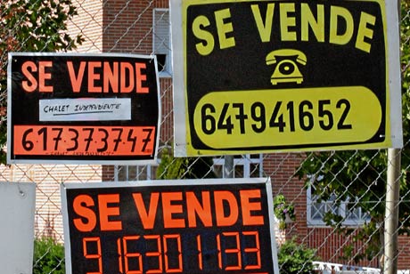 Aglomeración de carteles de Venta y Alquiler. (Foto: Diego Sinova)