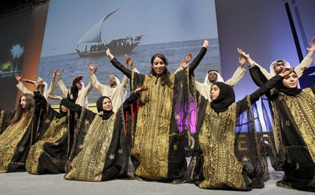 Un grupo qatar� ofrece una actuaci�n durante la clausura del congreso. (Foto: EFE).
