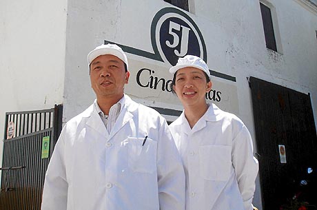 Dos inspectores chinos en las instalaciones de Sánchez Romero Carvajal. (Foto: A. S.)