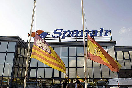 Banderas a media asta en la sede de Spanair. (Foto: EFE). Banderas a media asta en la sede de Spanair. (Foto: EFE).