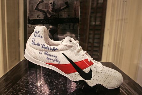 Una zapatilla Nike de Paula Radcliffe en una exposici&oacute;n en Madrid. (Foto: Jaime Villanueva).