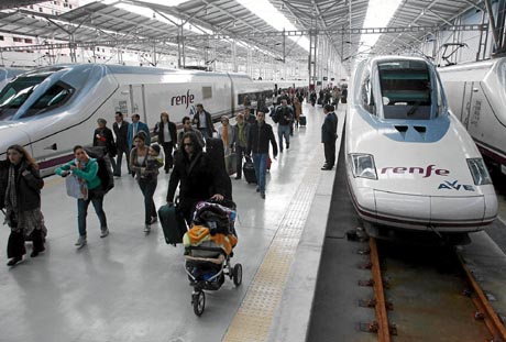 Los AVE entre Cataluña y Andalucía ya tardan 50 minutos menos