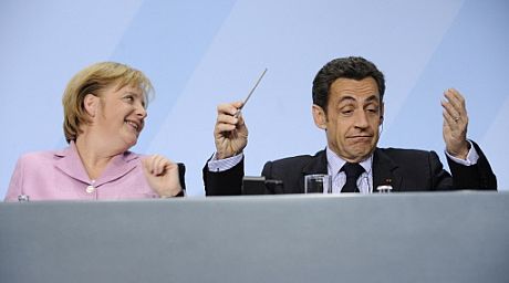 La canciller alemana, Angela Merkel, y el presidente francés, Nicolas Sarkozy, presentan las propuestas europeas. | AFP