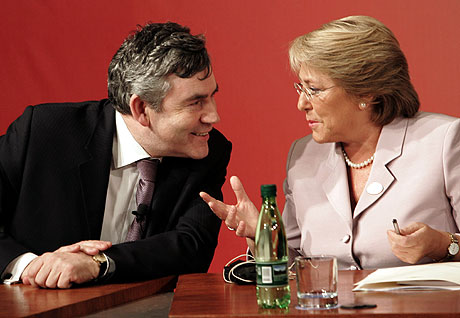 Gordon Brown y Michelle Bachelet, durante el encuentro. | Ap
