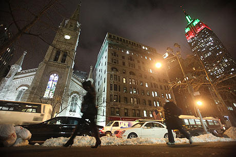 Imagen de Nueva York en Nochebuena, con el Empire State Building con colores navideños. | Afp