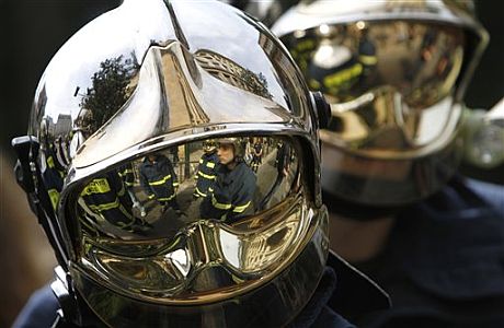 Bomberos griegos se manifiestan contra el plan de austeridad del Gobierno. | AP