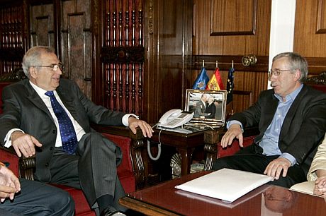 El secretario general de CCOO, Ignacio Fernández Toxo (d), conversa con el presidente de Melilla, Juan José Imbroda. | Efe