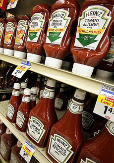 Un estante con ketchup Heinz. | Ap