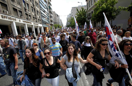 Manifestants pasan por delante del ministerio de Trabajo, en el 
centro de Atenas. AP