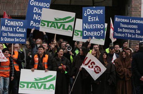 Trabajadores de Air Comet protestan ante la seda de la CEOE el pasado mes de enero. | Begoña Rivas