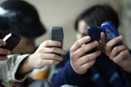 Adolescentes juegan con sus móviles. | Pablo Quiza