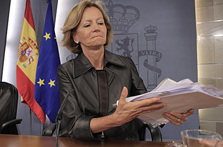 La ministra de Economía, Elena Salgado, al comienzo de la rueda de prensa posterior al Consejo de Ministros. | Antonio Heredia La ministra de Economía, Elena Salgado, al comienzo de la rueda de prensa posterior al Consejo de Ministros. | Antonio Heredia