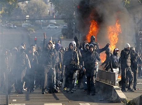 Un grupo de jóvenes provoca disturbios a las afueras de París. | AP