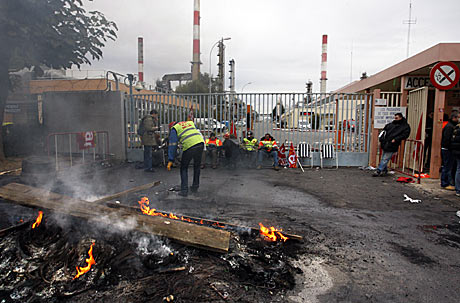 Huelguistas bloquean la entrada de la refinería de Total en Grandpuits, al este de París. | AFP Huelguistas bloquean la entrada de la refinería de Total en Grandpuits, al este de París. | AFP