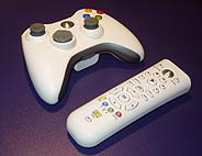 La XBox trae dos mandos, uno inalámbrico para jugar, y el otro para manejar las herramientas multimedia. (Foto: S.R.S.)