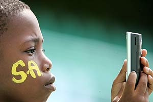 Una usuaria de teléfono móvil en Sudáfrica. (Foto: AP)