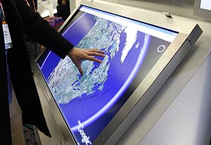 Una persona maneja Google Earth sobre una pantalla táctil en la pasada edición del CES de Las Vegas. (Foto: REUTERS)