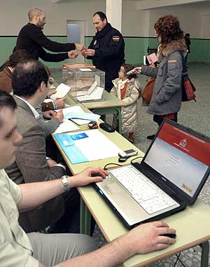Un colegio electoral de Toledo probó, junto a otros dos, un método de transmisión de datos a través de un portátil. (Foto EFE)