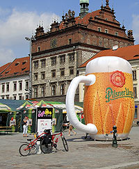 La plaza de la Rep&uacute;blica, con la iglesia de San Bartolom&eacute; y el Ayuntamiento, acoge el festival Pilsner Fest. / MANUEL ASENSIO