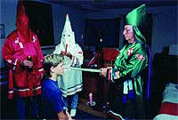 M�stica. Con una liturgia ancestral, el Gran Dragón ordena Caballero del Klan a un nuevo acólito.