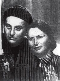 Irónico. Bau se casó con Rebecca en 1943 en el campo polaco de Plaszow. Tras ser liberado, repitió boda en 1946 y pintó sobre la foto rayas de presidiario.