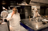 Entre pucheros. Santi Santamaría supervisa el trabajo en la cocina de su restaurante de Sant Celoni.