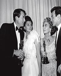 El Óscar. Lo ganó en 1946 y 1963 (en la imagen) lo recogió en nombre de Anne Bancroft. Con ella, Gregory Peck, Sophia Loren y Fernanado Lamas.