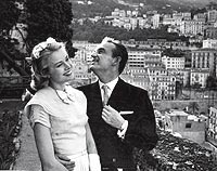 Grace sonríe junto a su esposo, Rainiero de Mónaco, en el Principado en 1960.