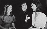 EN EL 'BACKSTAGE'. Entre Cristina y Jacqueline Onassis en el Metropolitan Opera House de Nueva York, en 1980.