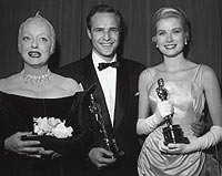 Oscarizado. Con su primer Óscar junto a Bette Davis y Grace Kelly en 1955.