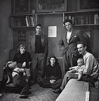 En casa. Brando (2º dcha.) y su hermana (1ª izda.) con unos amigos en su casa en 1948.
