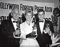 Premiada. Entre Tony Curtis (dcha.) y Buddy Adler (izda.), durante una entrega de premios en 1958.