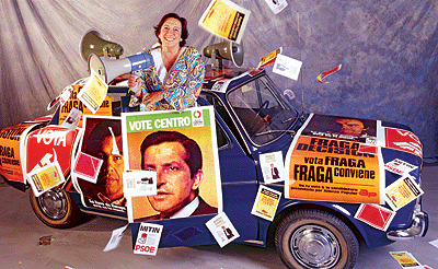 VOZ DE LIBERTAD. La periodista Victoria Prego, adjunta al director de El Mundo, entre carteles de las primeras convocatorias electorales.
