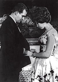 La princesa enamorada. Don Juan Carlos y Doña Sofía en el Palacio Real de Atenas el 27 de abril de 1962, cuando se anunció su compromiso oficial.