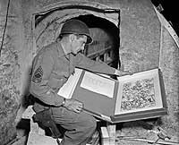 Final feliz. Un soldado aliado encuentra un grabado de Durero entre otros tesoros artísticos escondidos en Merker. Alemania.
