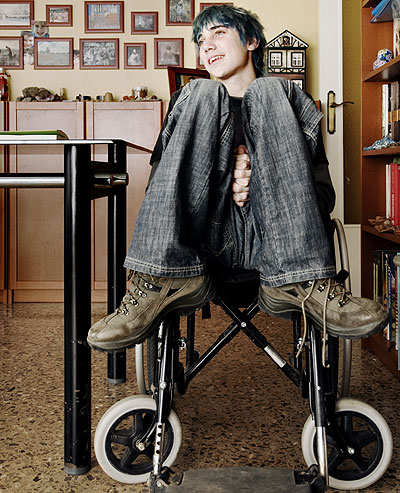 Jovial. Albert, con su cabello teñido de azul, en el salón de su casa en Esparreguera.