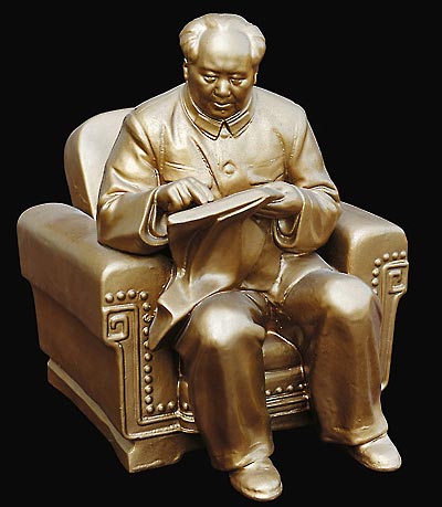 MAO LECTOR. Estatuilla dorada del líder (20cm) para fomentar la lectura. Era una imagen muy frecuente.