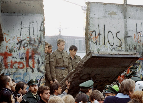 Histórico. Soldados de la RDA asisten al derrumbe del Muro, el 10 de noviembre de 1989.